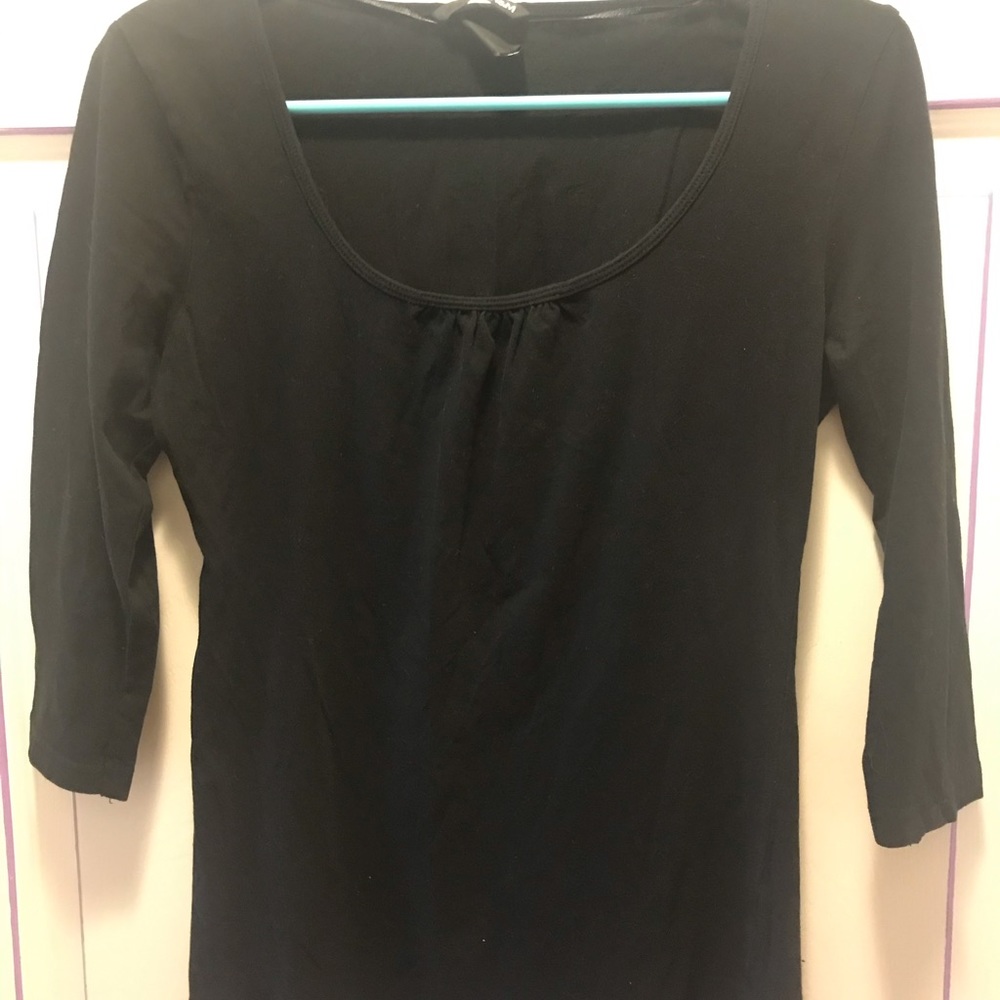 🔵3/$20 H&M 3/4 sleeve black scoop neck shirt